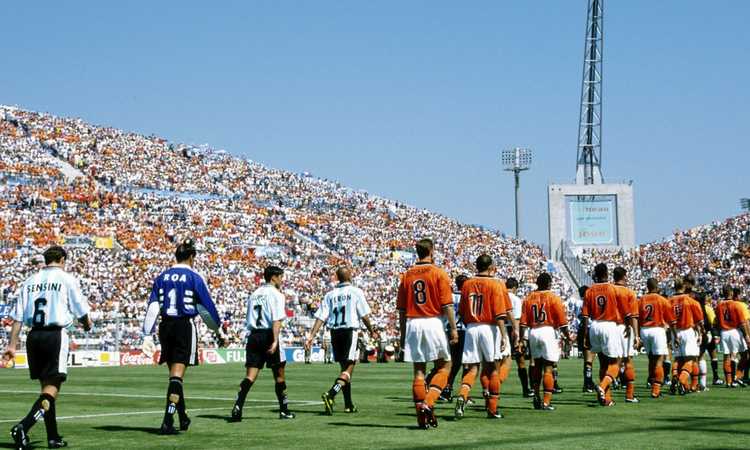 Dall'Arancia Meccanica di Cruyff alla magia di Bergkamp: Olanda Argentina, le 4 sfide che hanno fatto la storia Dall'Arancia Meccanica di Cruyff alla magia di Bergkamp: Olanda Argentina, le 4 sfide che hanno fatto la storia