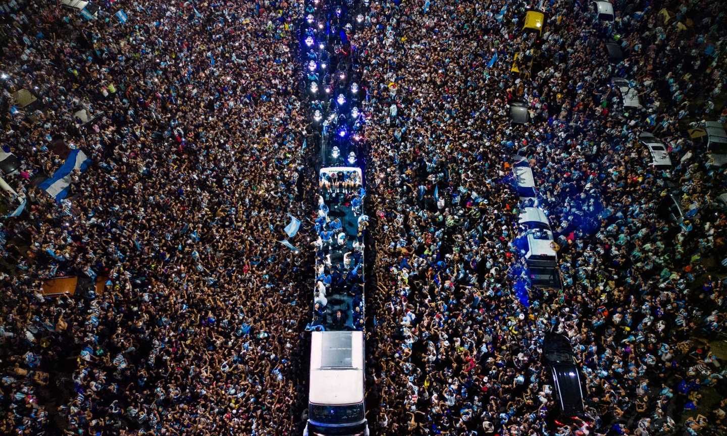 L'Argentina torna a casa con la coppa, migliaia di persone ad accogliere i campioni