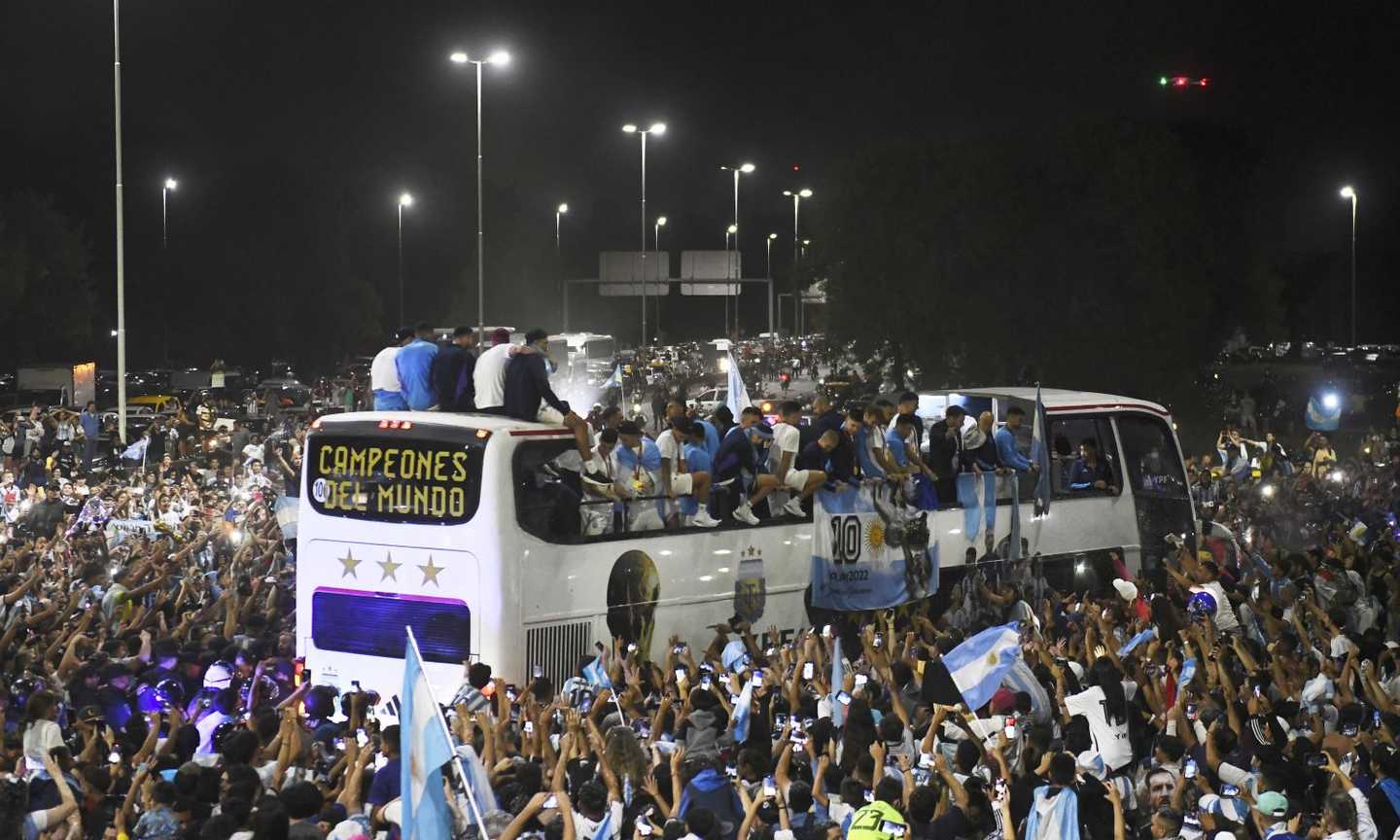 Argentina, tragedia durante i festeggiamenti per i Mondiali: tifoso muore strozzato da una bandiera