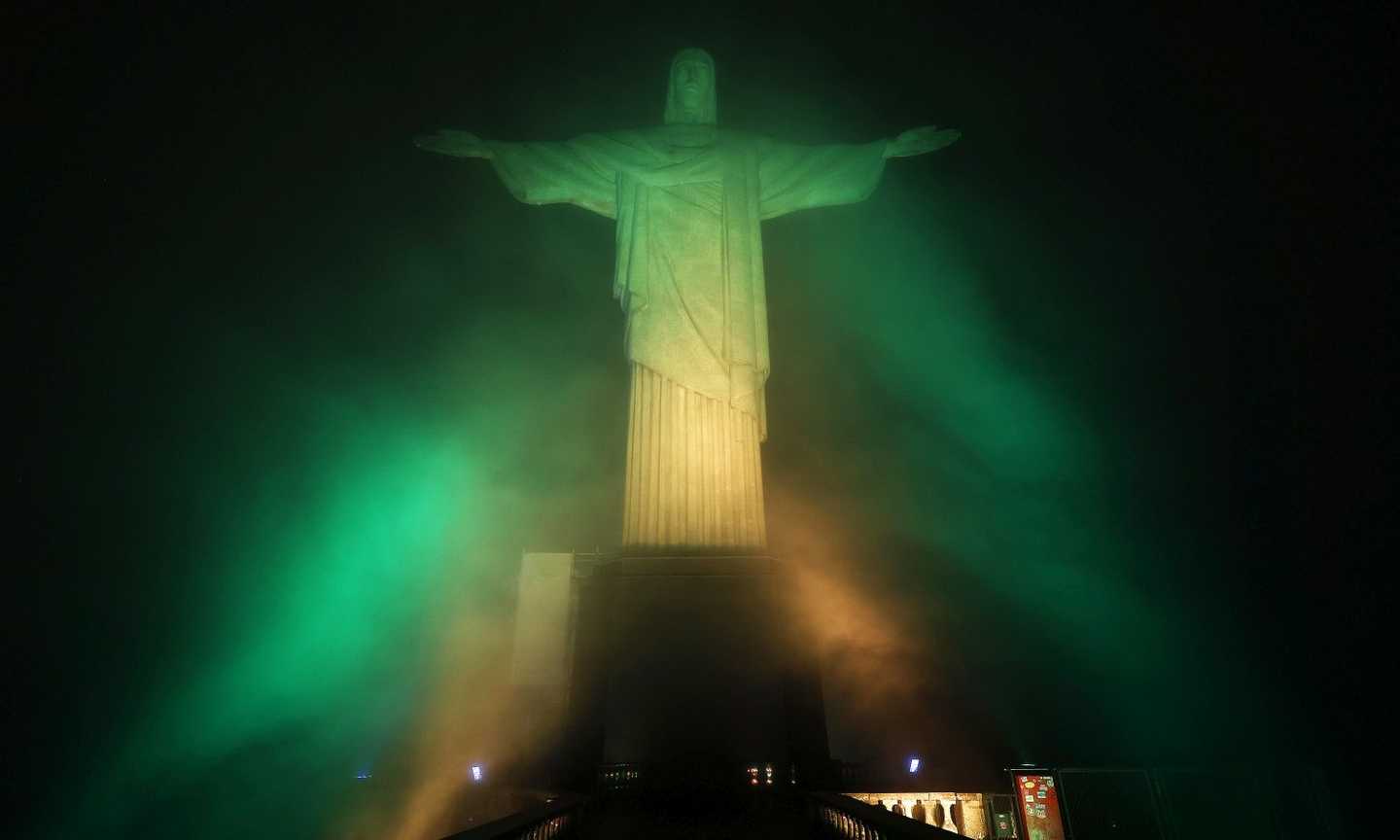 Morte Pelè: una settimana di lutto in Brasile, fissati i funerali. Il Cristo a Rio illuminato di verdeoro FOTO