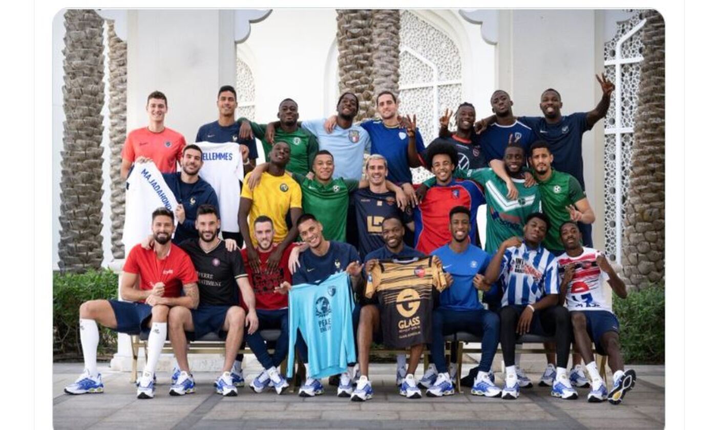 Francia, la FOTO di gruppo con le maglie dei primi club