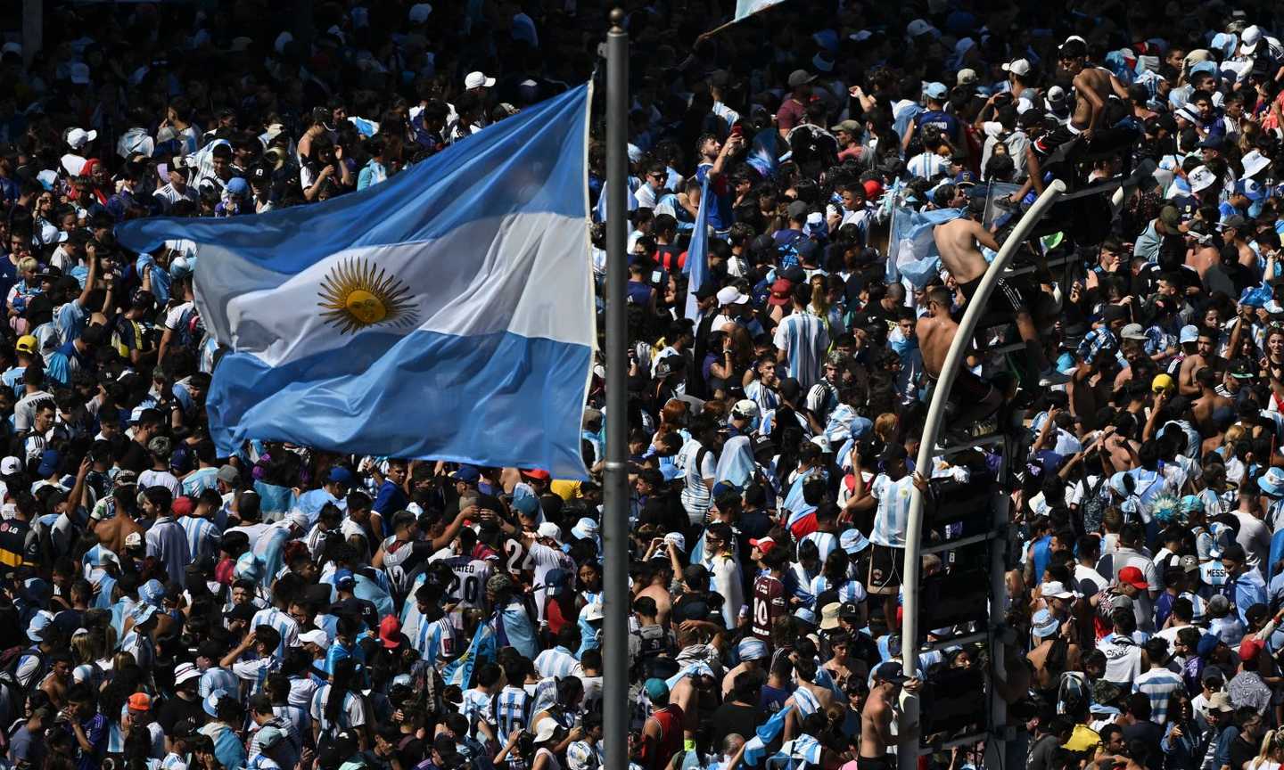 Argentina: tifoso continua a festeggiare in barella VIDEO