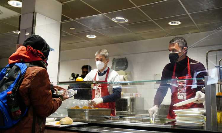 Milan, Maldini e Massara servono pasti caldi in mensa ai poveri FOTO e VIDEO