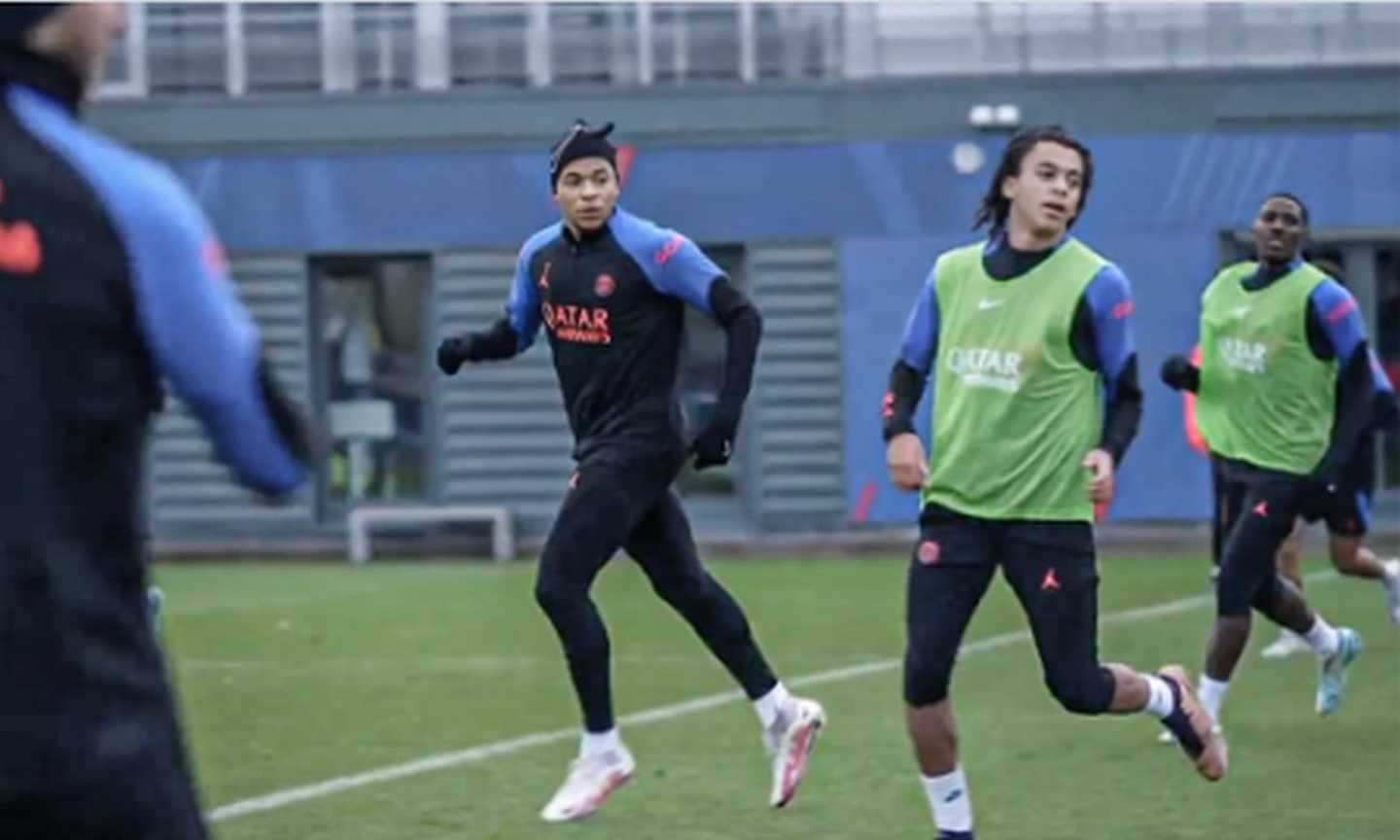 Mbappé contro Mbappé in allenamento al Psg: Kylian ed Ethan, è l'inizio di una nuova era? FOTO