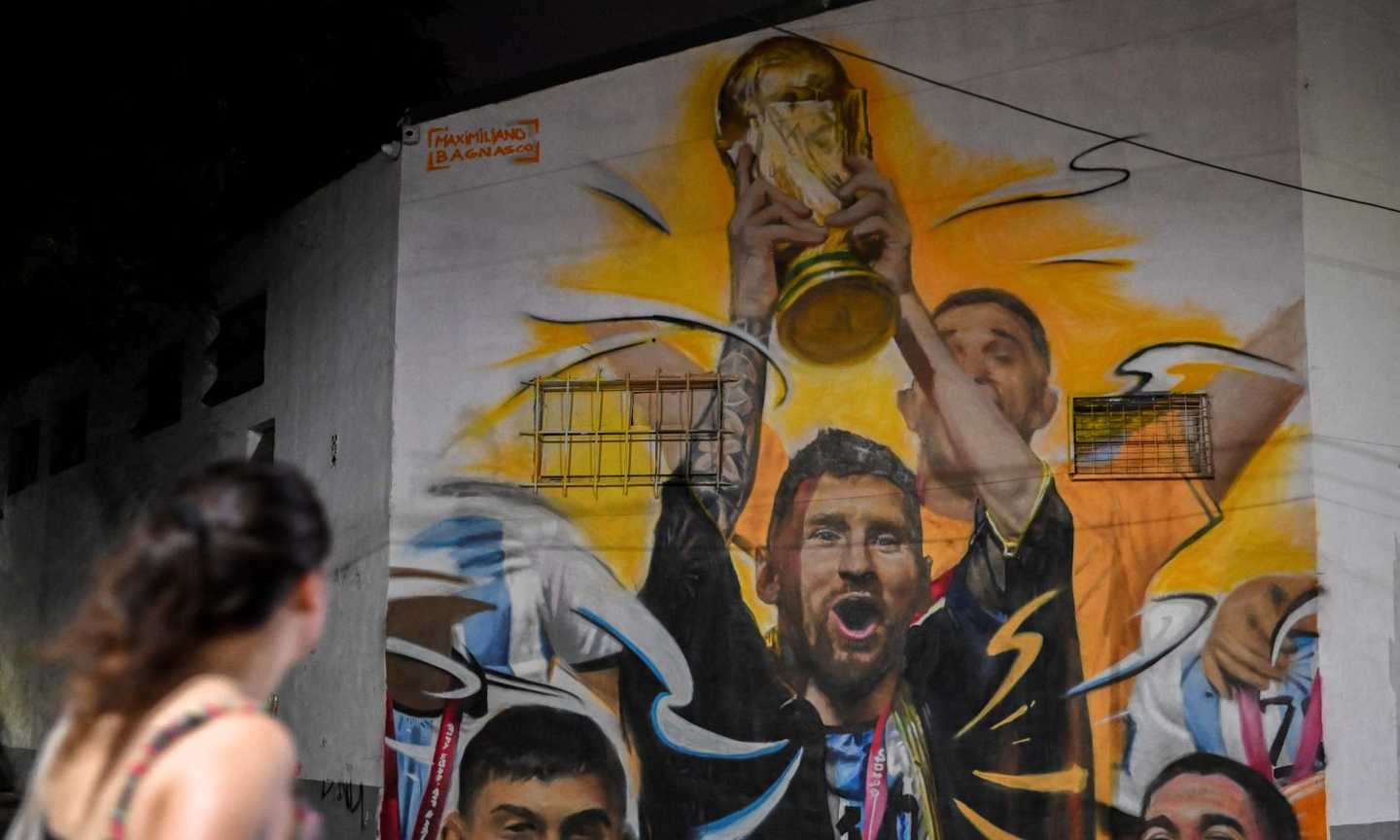 Argentina: maxi-murale per Messi: alza la coppa con addosso il Bisht FOTO