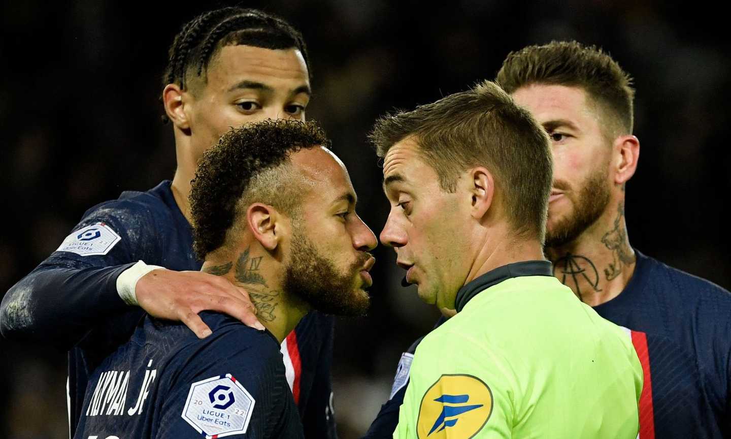 Ligue 1, caos Psg: rosso a Neymar, autorete ma alla fine Mbappé su rigore batte lo Strasburgo, 2-1