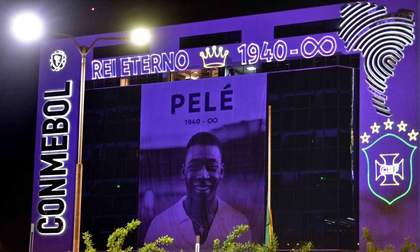 Le imponenti celebrazioni per Pelè: bara al centro dello stadio, veglia di 24 ore, corteo per le strade di Santos