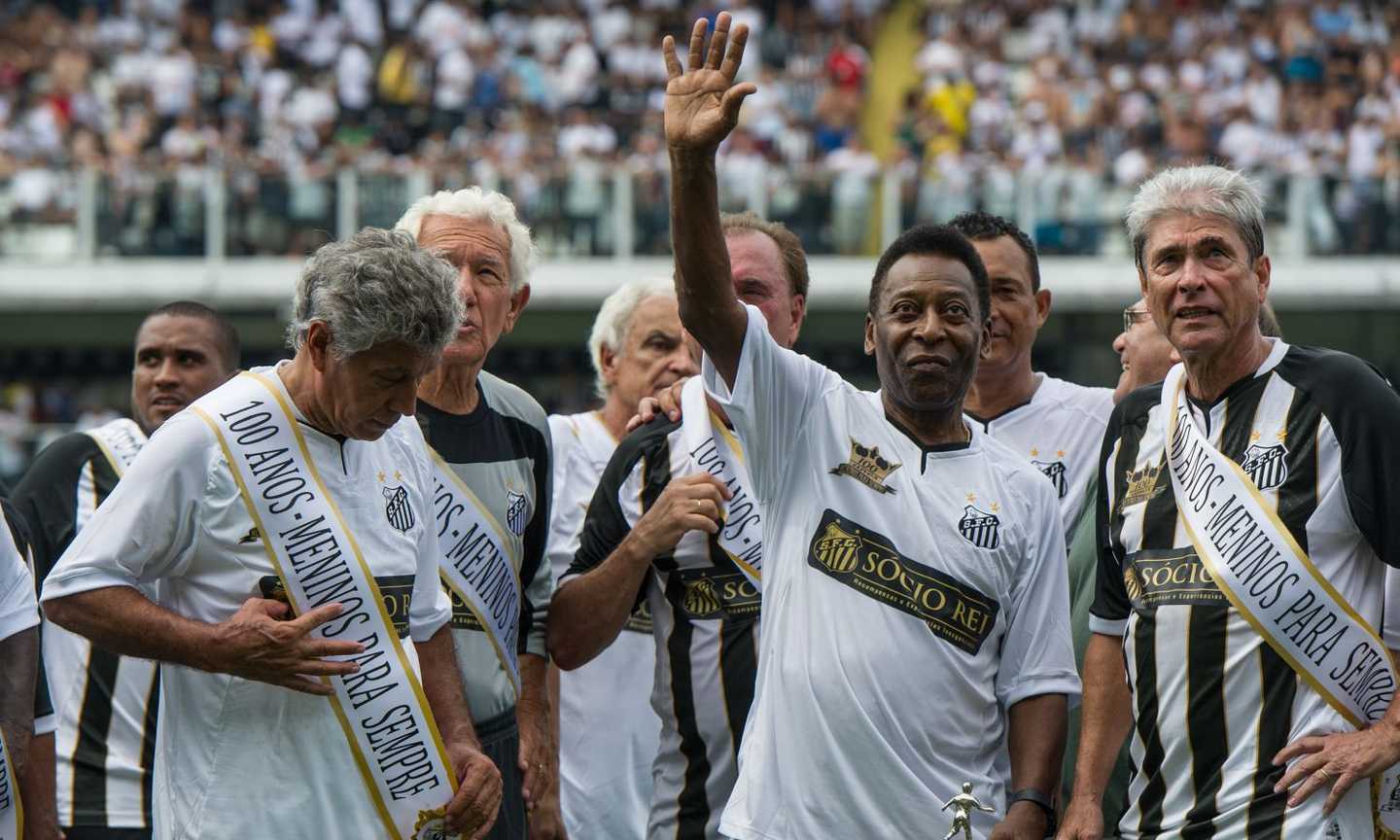 Il calcio si stringe attorno a Pelé: il bell'omaggio del Santos FOTO