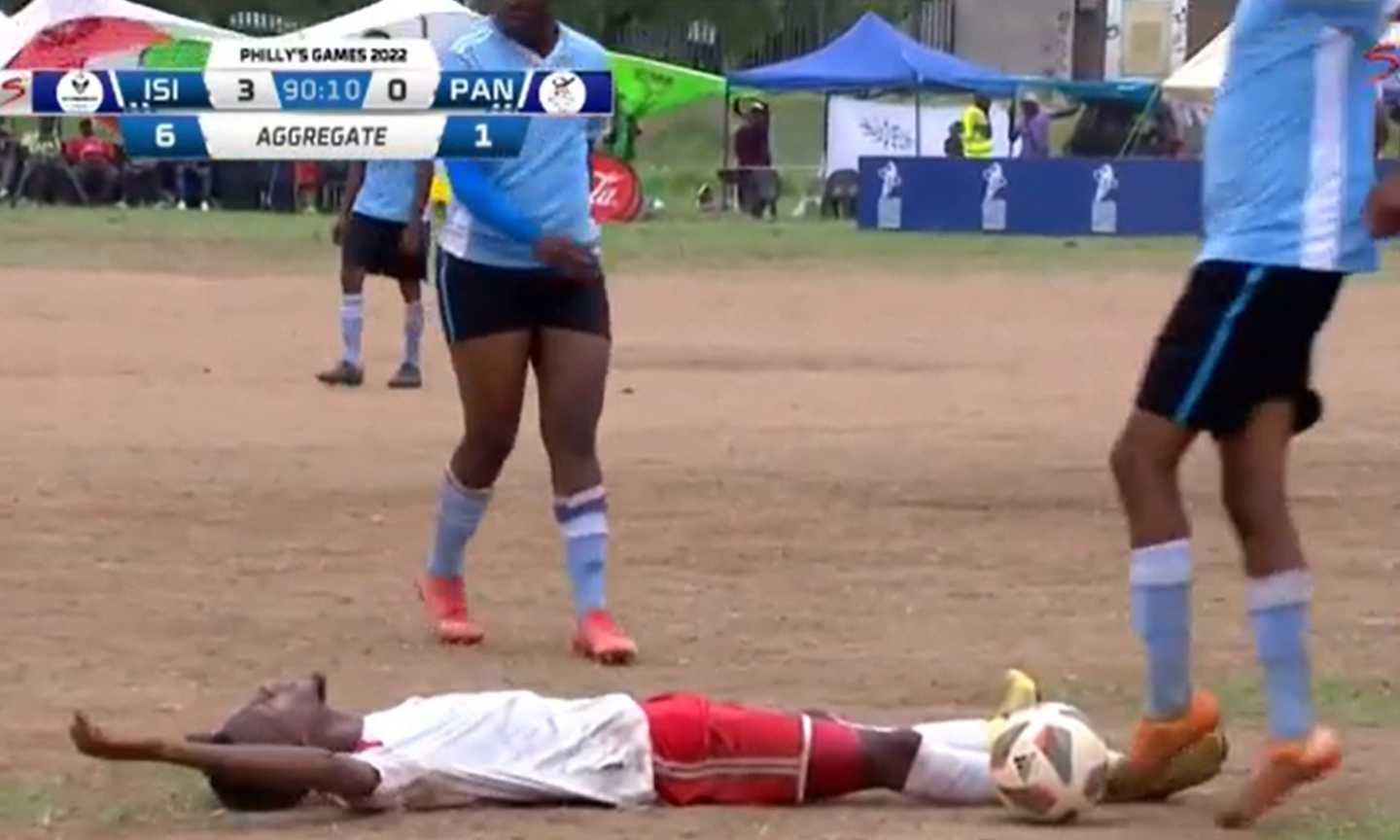 Sudafrica, fair play in un torneo giovanile: giocatori si sdraiano per far segnare gli avversari