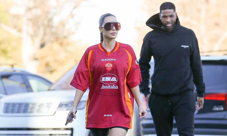 Cosa ci fa Kim Kardashian con la maglia della Roma 97/98? FOTO