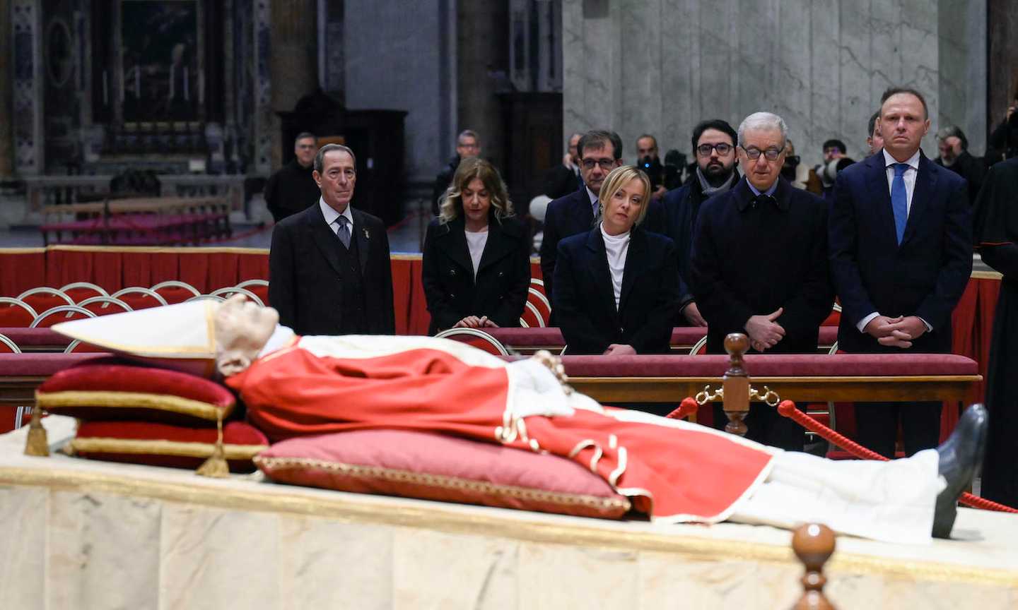 Benedetto XVI, salma a San Pietro: l'omaggio di Mattarella e Meloni. Padre Georg: 'Il diavolo ha agito contro di lui' 