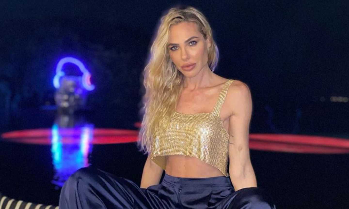 Ilary Blasi: lato B in mostra, bacio a Bastian e bagno di folla a Bangkok FOTO e VIDEO