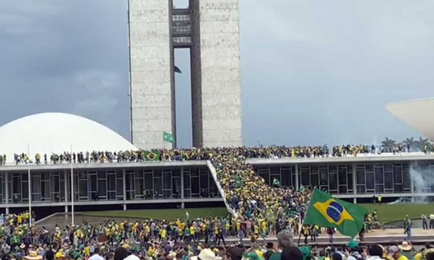 La Capitol Hill del Brasile: sostenitori di Bolsonaro invadono il Parlamento, scontri con la polizia. Lula: 'Fascisti' 