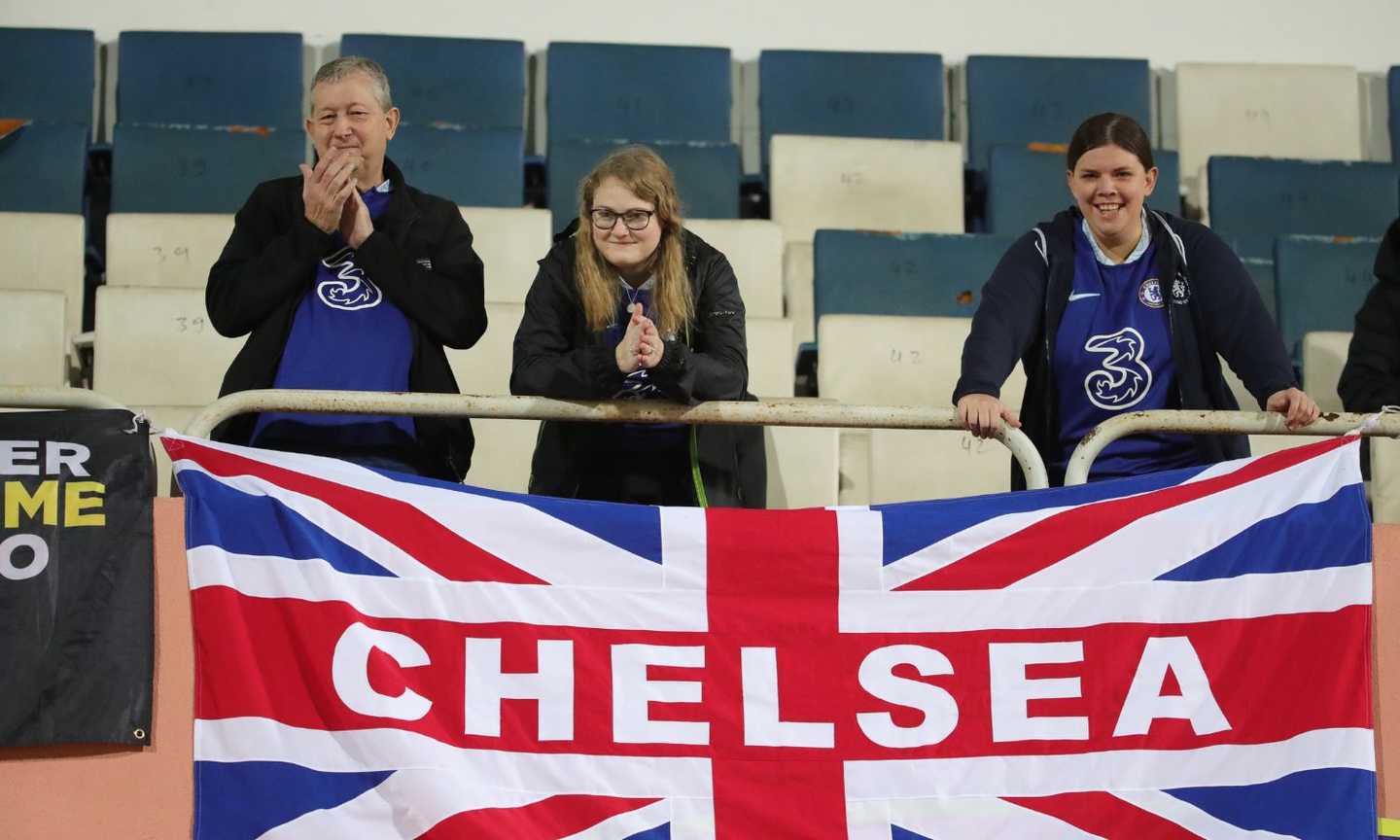 Chelsea, che sorpresa ad Anfield: c'è una leggenda in curva, i tifosi se ne accorgono e partono i cori VIDEO