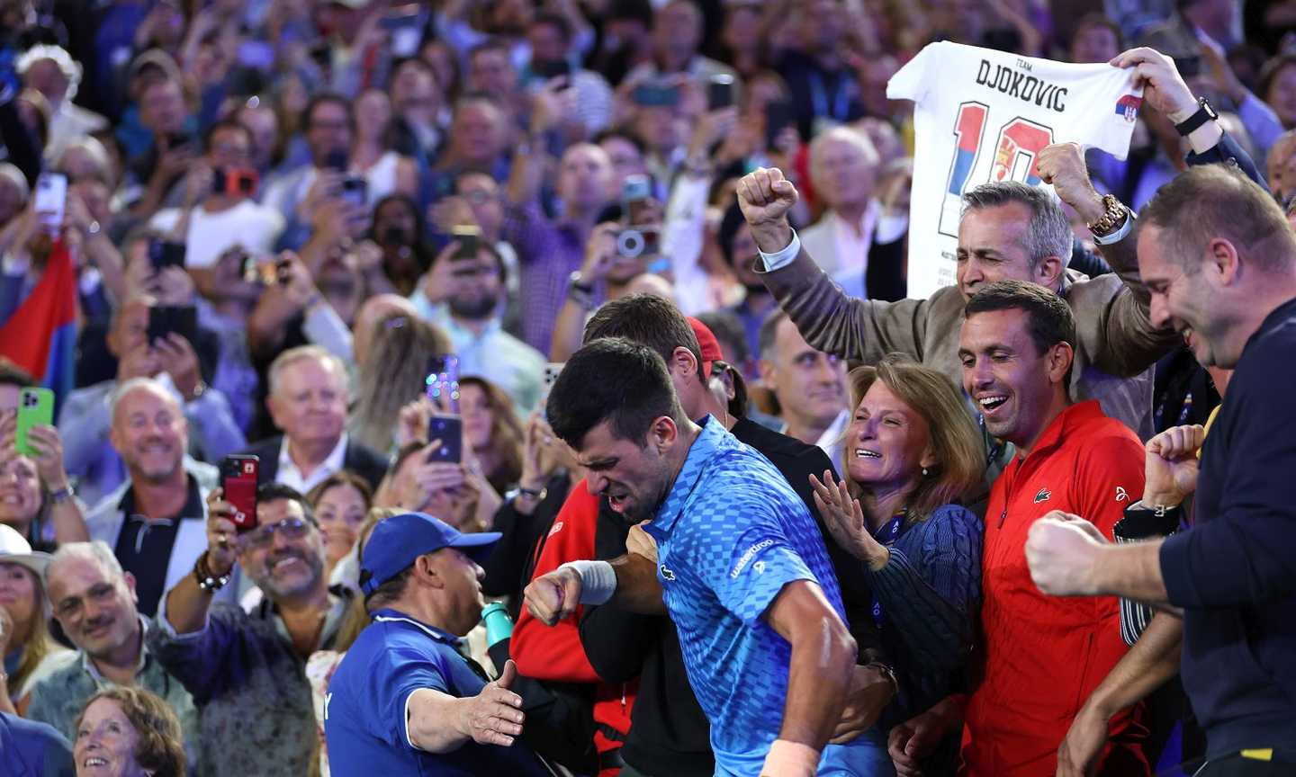 Australian Open, Djokovic torna numero 1 al mondo tra le lacrime per lo stress 