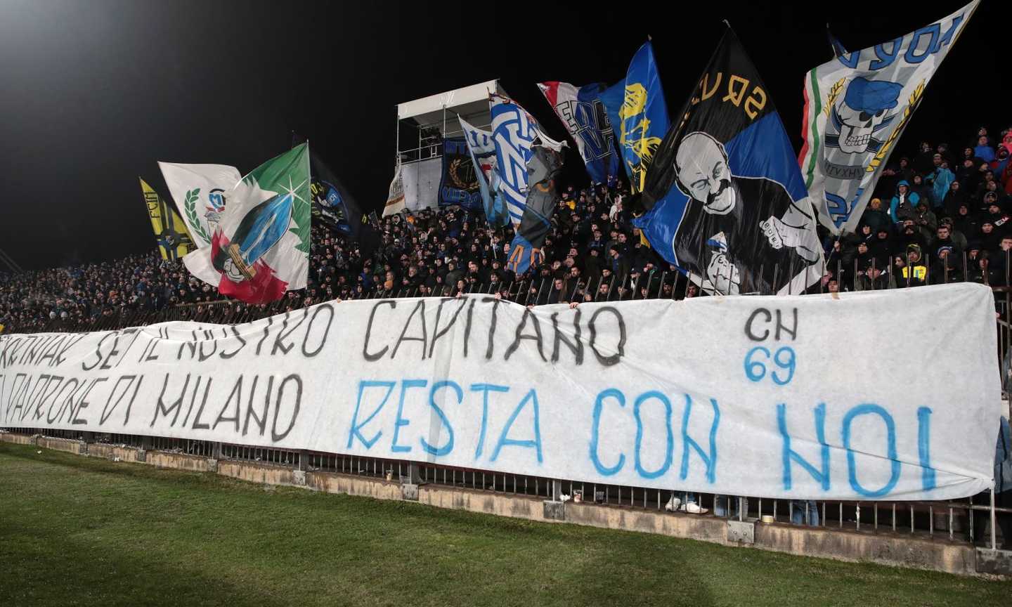 Inter, striscione dei tifosi per Skriniar: 'Sei il padrone di Milano, resta con noi'