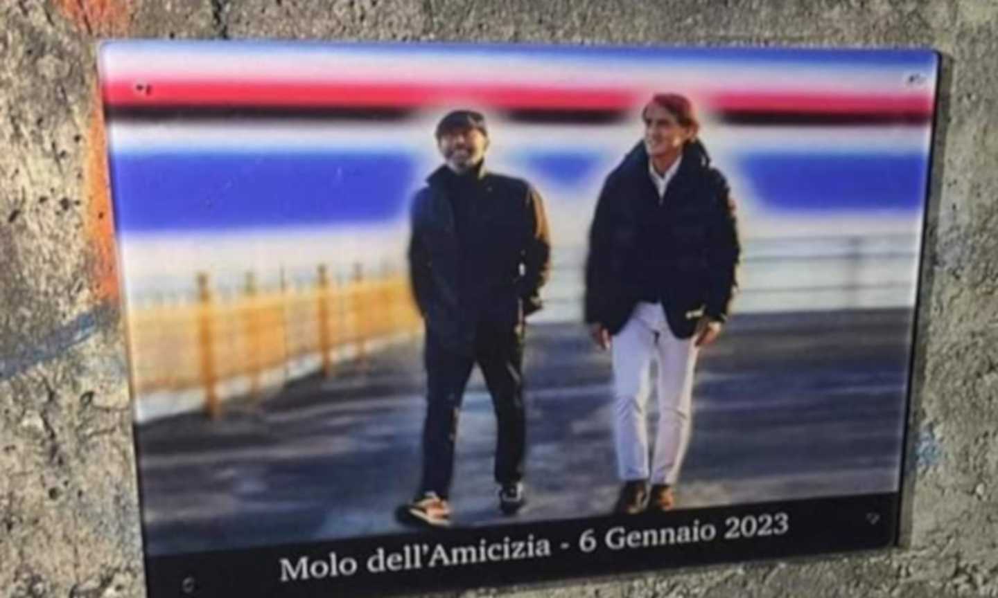 Il Molo di Quinto diventerà il Molo Vialli: targhe e sciarpe dove è stata girata la scena con Mancini