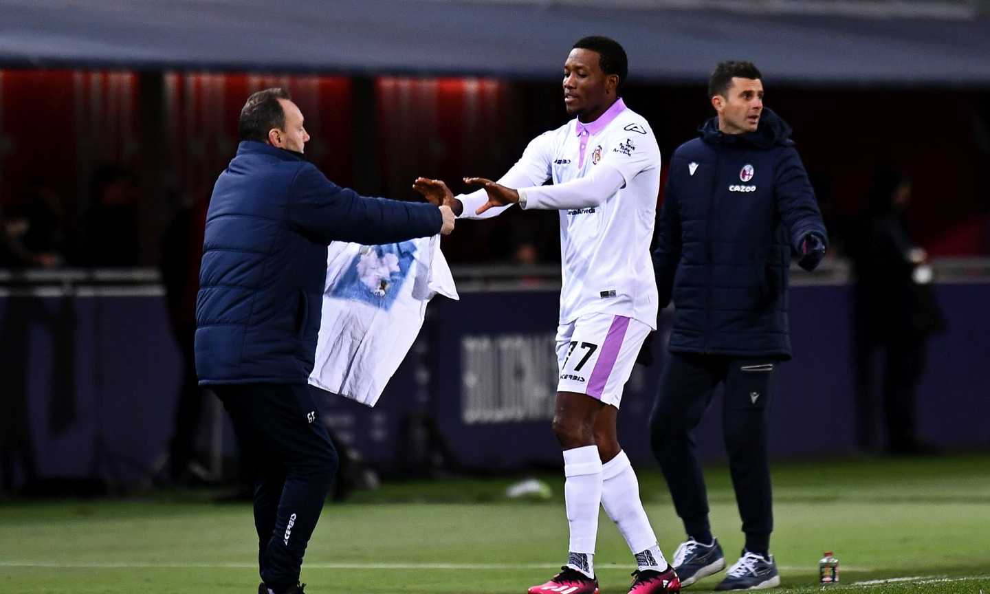 Okereke e la dedica straziante dopo i gol: cosa significa la maglietta mostrata contro l'Inter