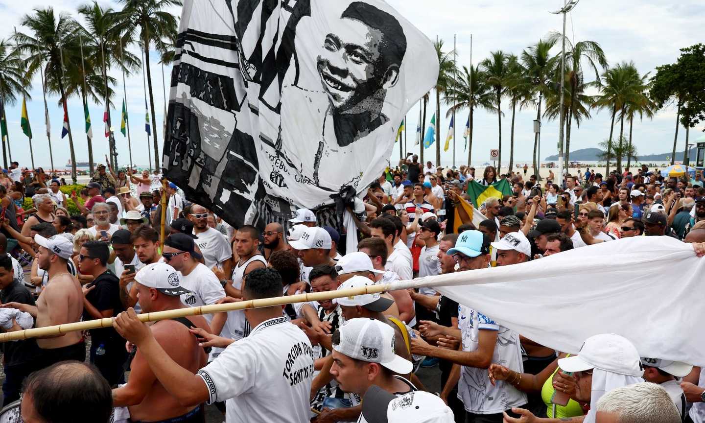 Funerali Pelé, oltre 200 mila persone al corteo di Santos: rivivi la cerimonia