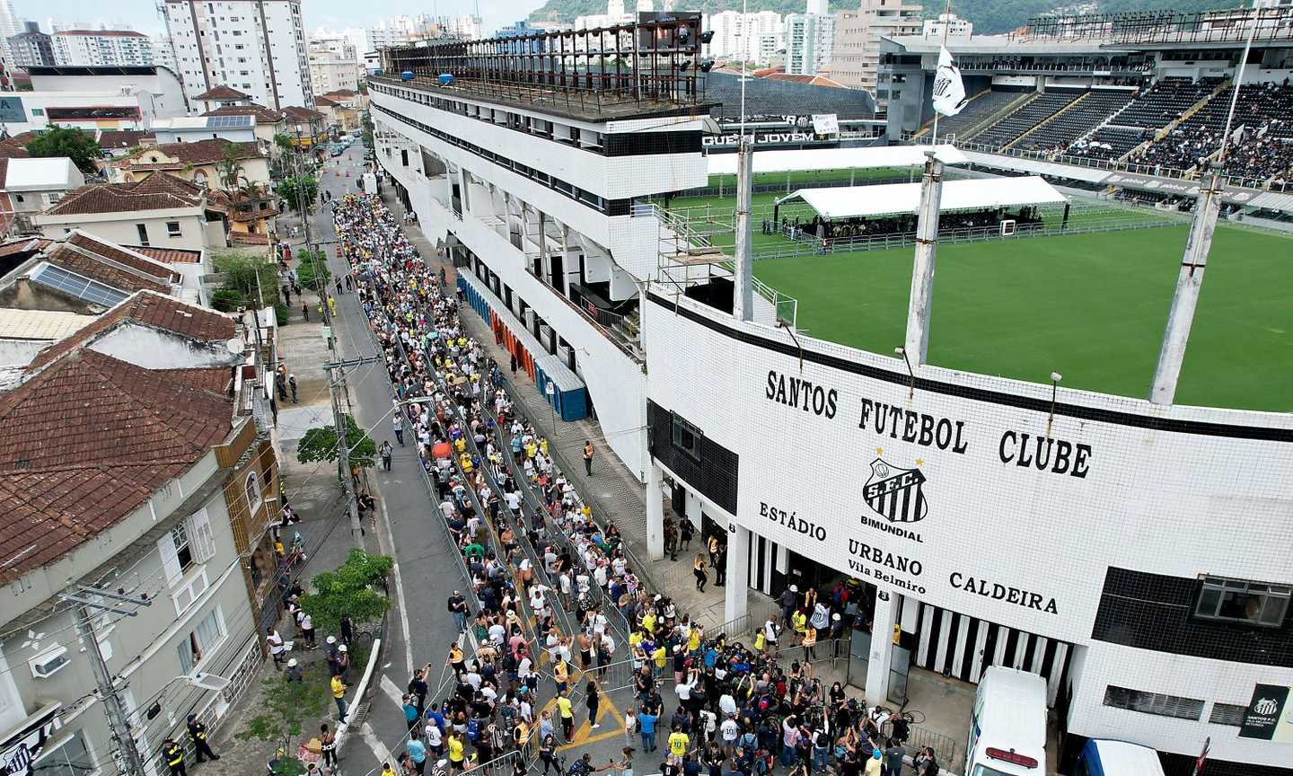 Pelé, veglia funebre allo stadio del Santos. Il figlio: 'Affido mio padre a Dio, ora gioca con lui' FOTO e VIDEO