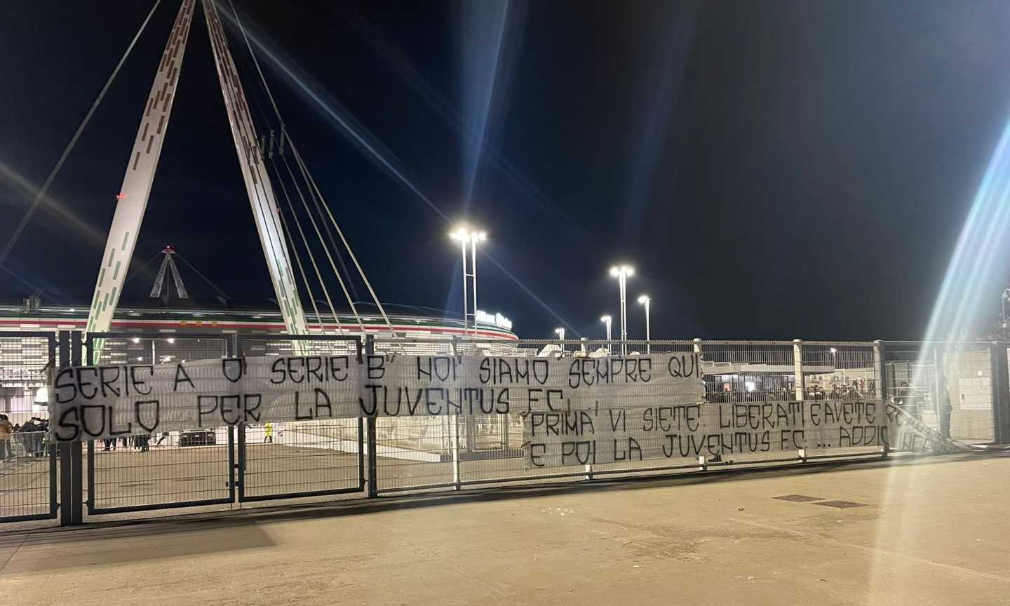 Juve, striscioni e cori contro Agnelli e la Lega. Allo Stadium c'era Elkann