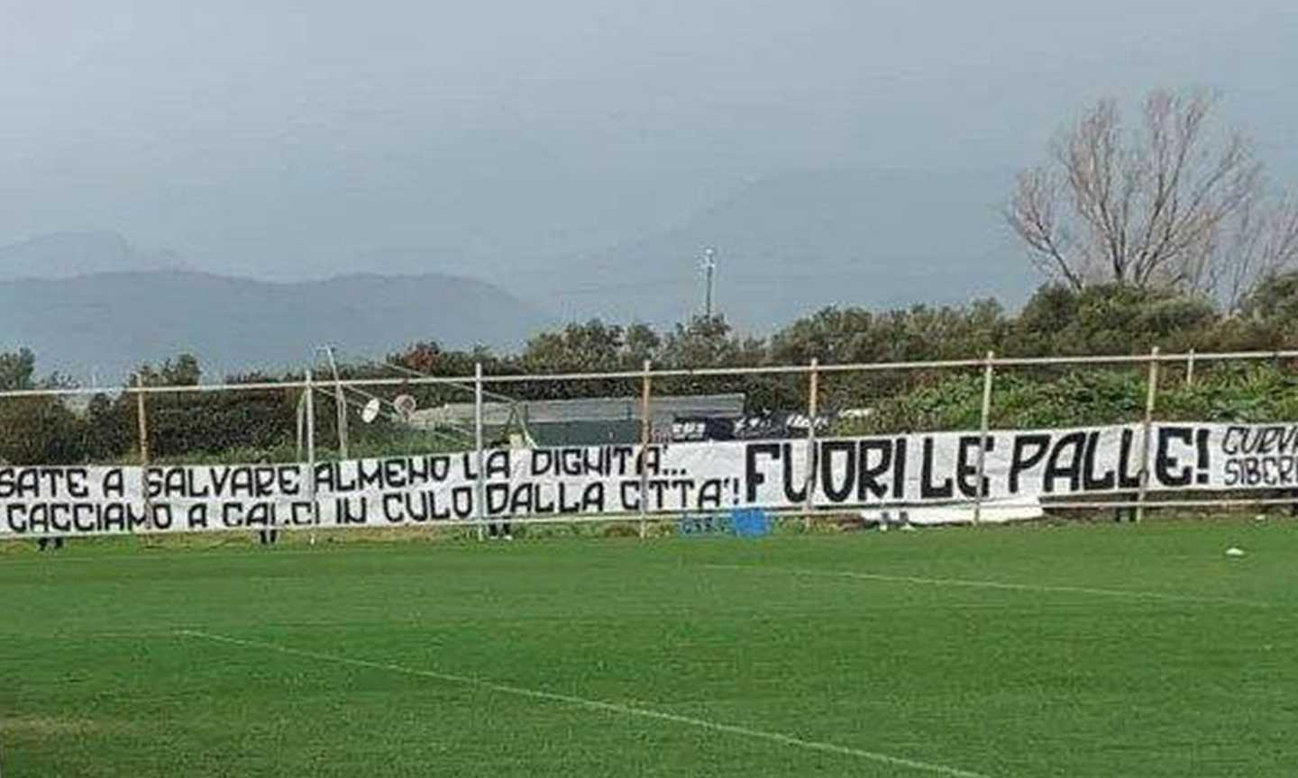 Alta tensione Salernitana, i tifosi contro la squadra: 'Salvate la dignità o vi cacciamo a calci in c**o' 