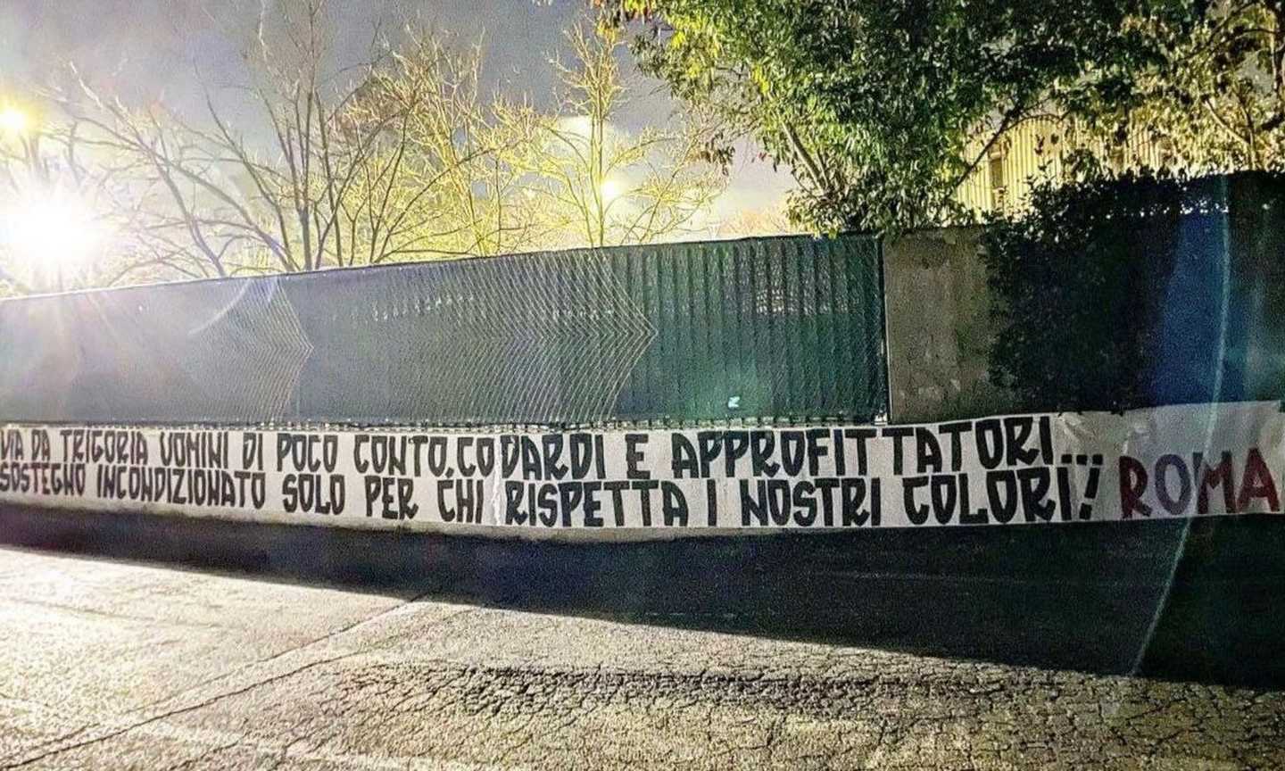 Roma, nuovo striscione dei tifosi contro Zaniolo: 'Via da Trigoria uomini codardi e approfittatori'