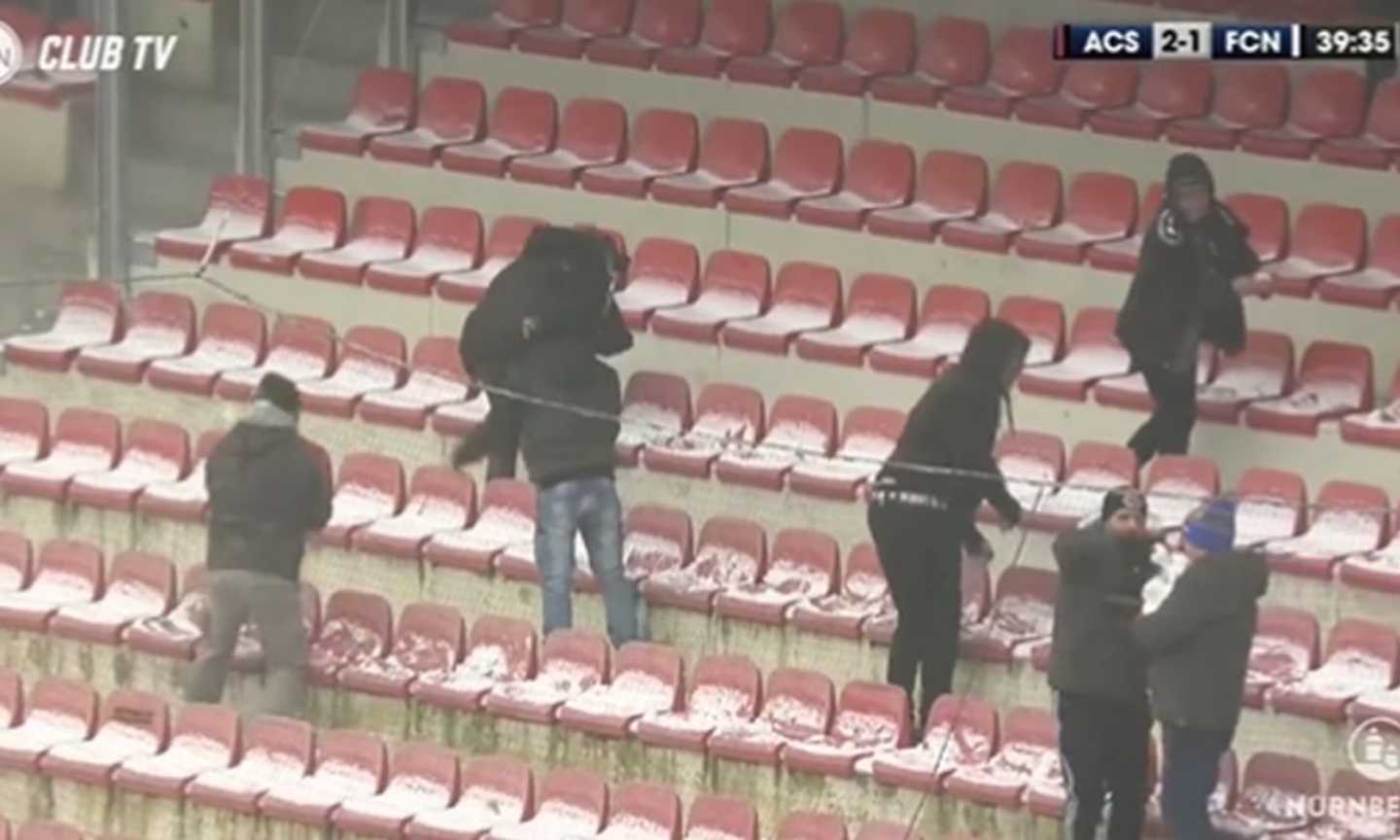 VIDEO Sparta Praga-Norimberga, tra ultras scatta la battaglia... a palle di neve!