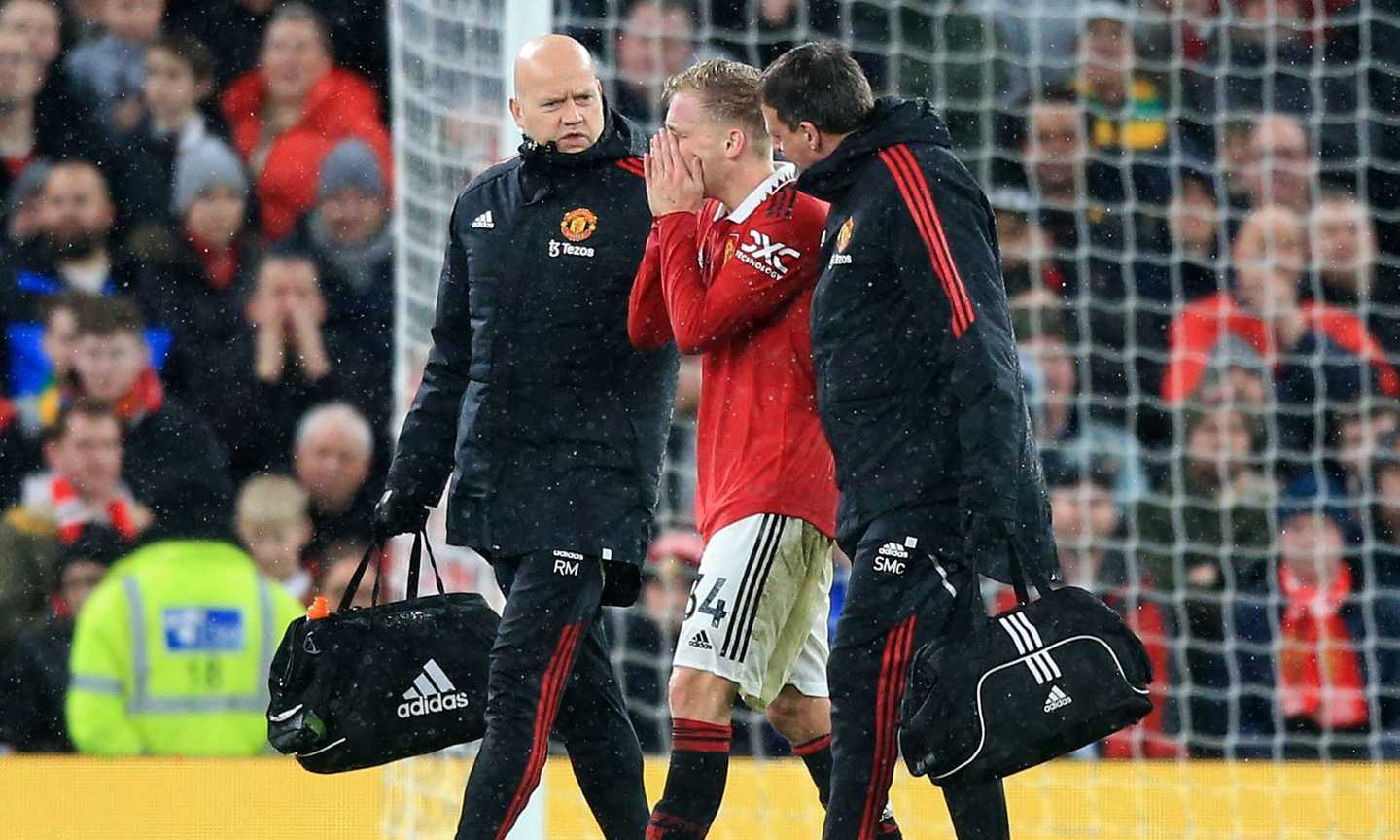 Manchester United, brutto infortunio per van de Beek: esce tra le lacrime dopo un'entrata di un avversario