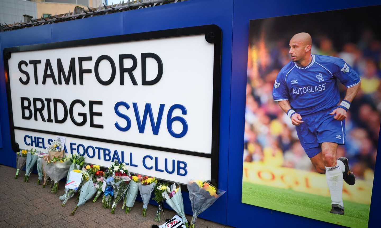 Bandiera a mezz'asta, foto gigante e fiori: così il Chelsea rende omaggio a Vialli a Stamford Bridge FOTO