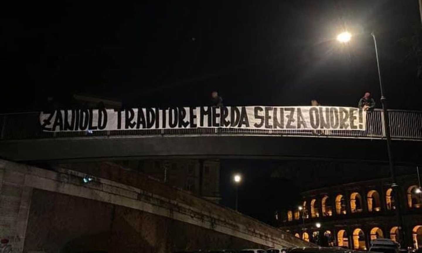 Roma, striscione choc al Colosseo: 'Zaniolo m...senza onore'