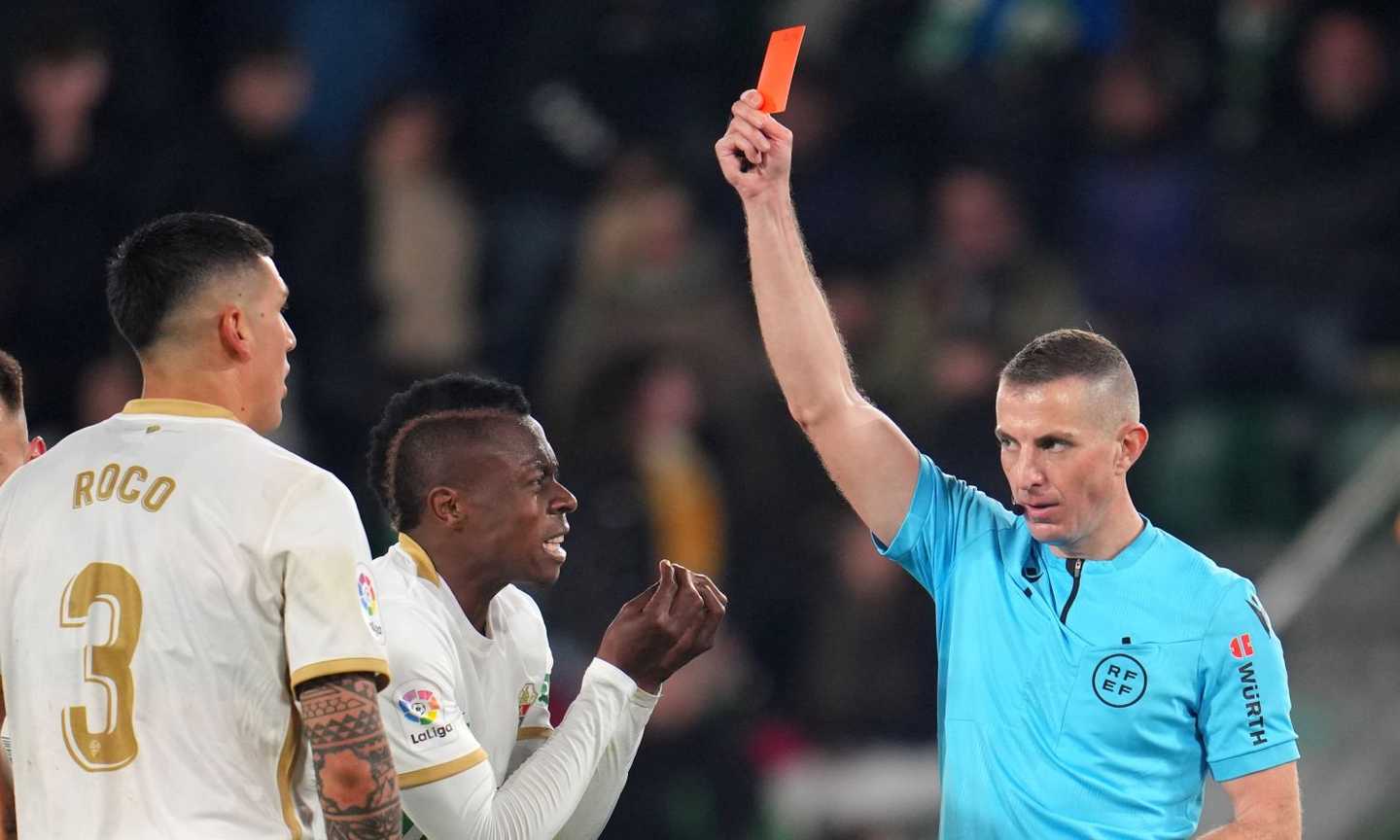 Caos in Liga, partono gli insulti verso l'arbitro: "Farabutto, non uscirai da qui"