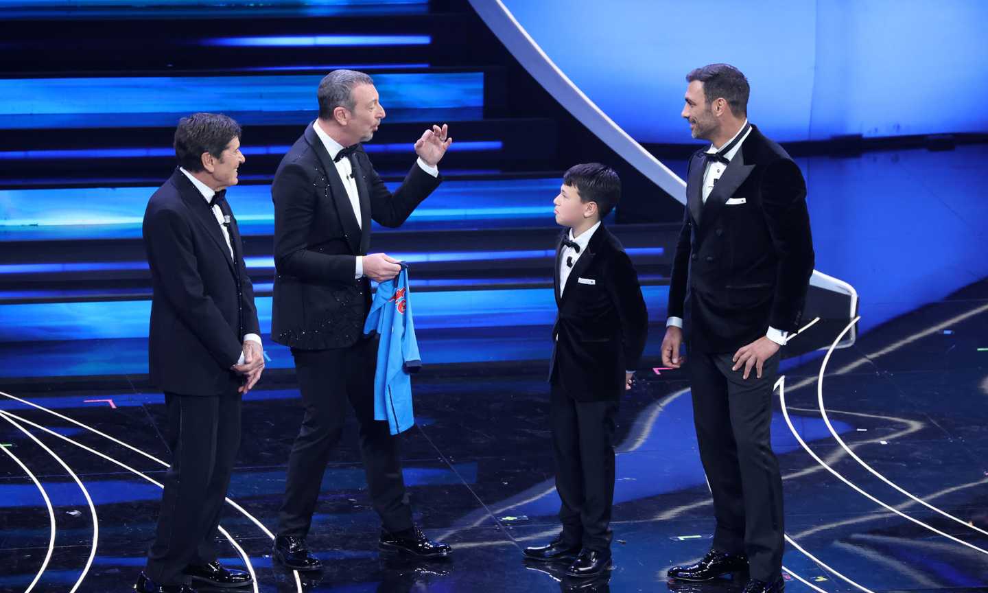 L'interista Amadeus e i bambini a Sanremo, altro siparietto dopo la maglia del Napoli: 'Forza Milan' VIDEO