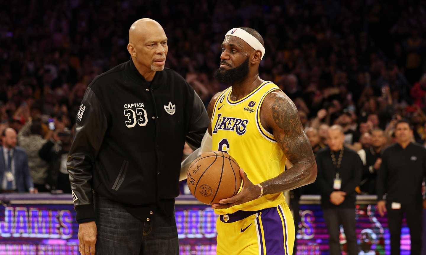 LeBron James batte il record di Kareem Abdul-Jabbar: è il miglior marcatore di sempre in Nba VIDEO