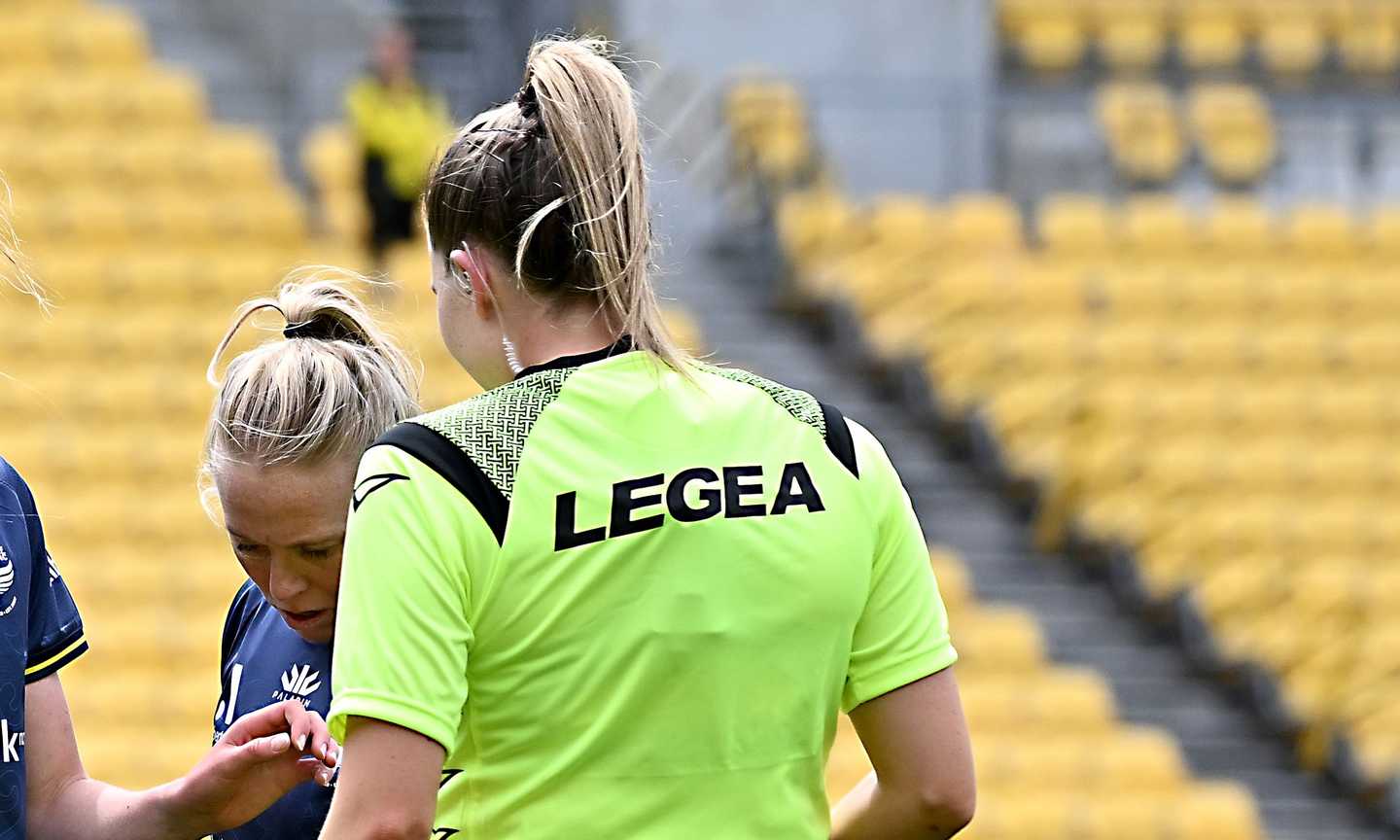 Giovane arbitro donna chiusa e abbandonata dentro lo stadio: cos'è successo