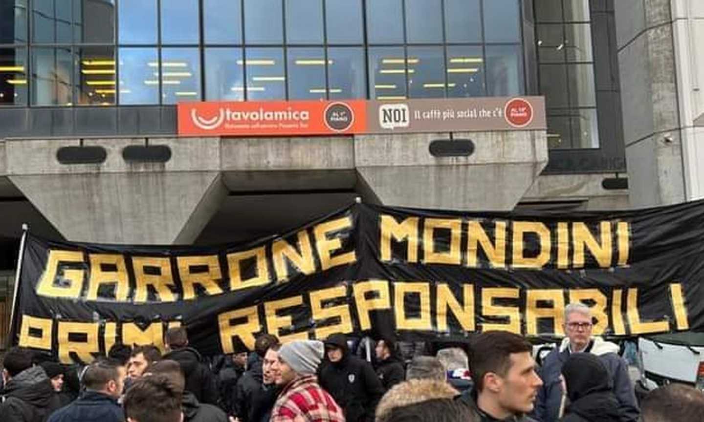 Sampdoria, tifosi contro Garrone sotto alla Erg: 'Primi responsabili'. A Bogliasco messaggio per la squadra