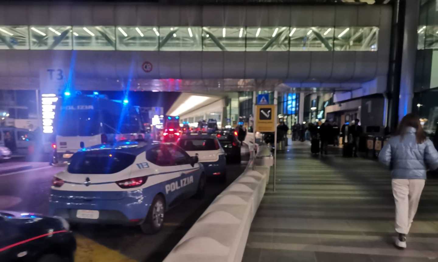 Scontri Roma, gli ultrà giallorossi assediano Fiumicino. La situazione