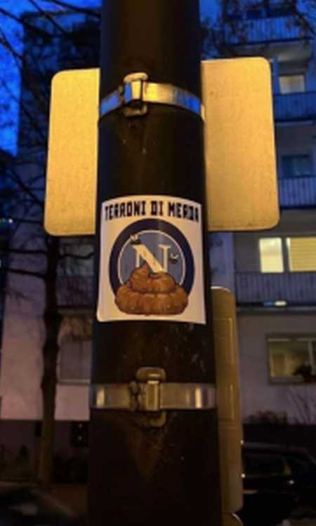 Champions League, adesivi razzisti contro il Napoli a Francoforte: terroni  di merda