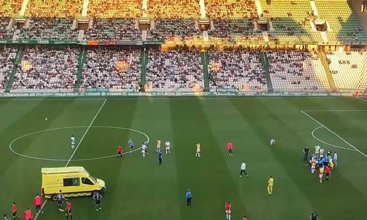 Grande paura in Spagna: infarto per un difensore che resta in campo senza vita per 7'. VIDEO
