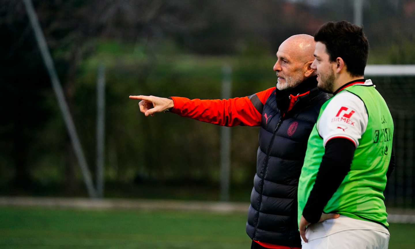 Pioli dirige un allenamento del Vharese: 'Orgoglioso di rappresentare il Milan'