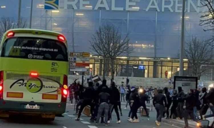 Tifosi della Roma assaliti fuori dallo stadio della Real Sociedad: la ricostruzione VIDEO
