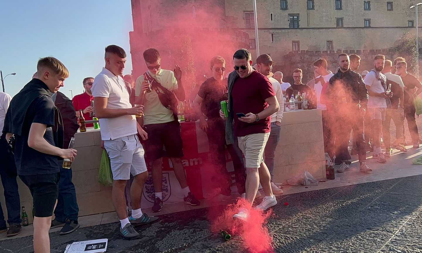 Italia-Inghilterra, pullman ospite di passaggio. Un tifoso: 'Ne dovete ancora mangiare di pastasciutta!' VIDEO