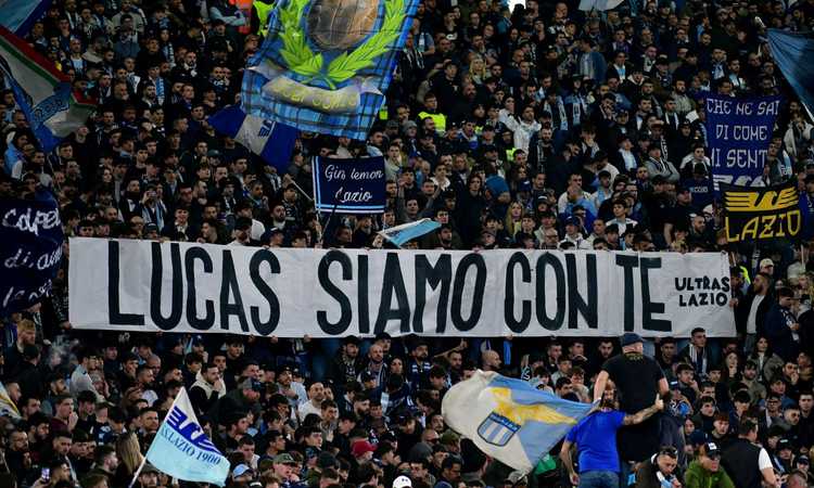 Lucas Leiva si ritira, i tifosi della Lazio gli dedicano uno striscione: che bel messaggio FOTO