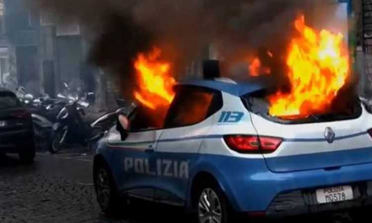 Napoli-Eintracht: scontri tra tifosi tedeschi e la Polizia, auto in fiamme VIDEO