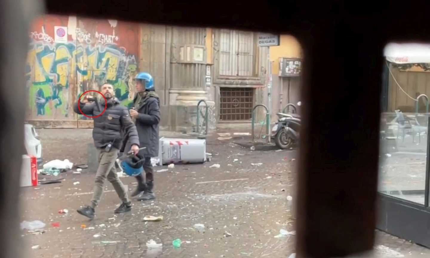 Napoli-Eintracht, guerriglia tra ultras in centro: ritrovata una pistola