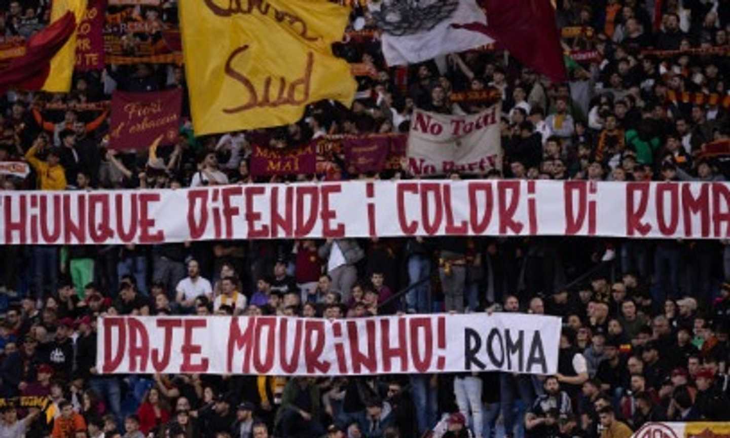 Dura protesta Roma: all'Olimpico pañolada dei tifosi e striscioni per Mou