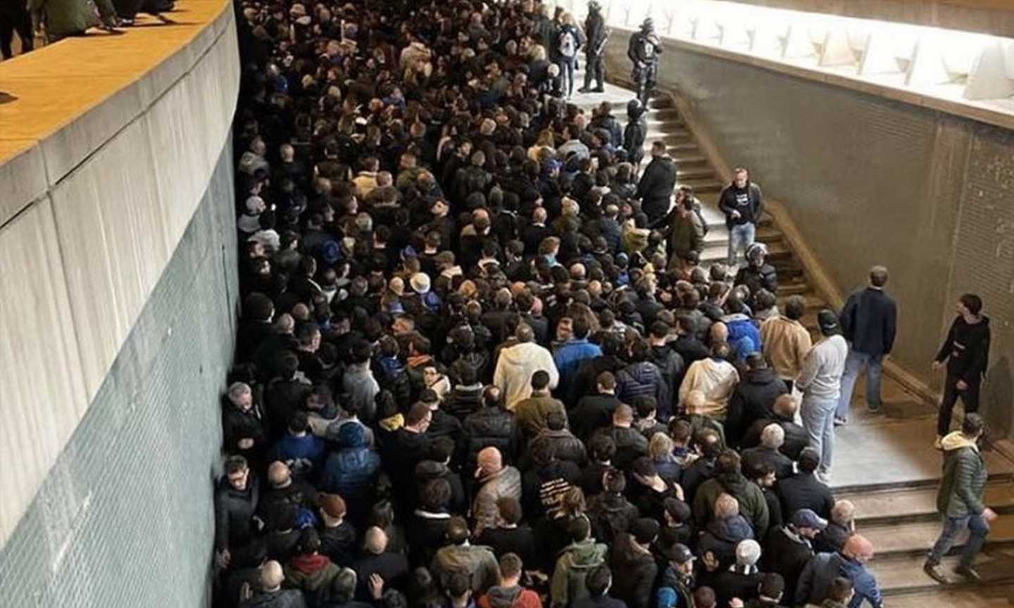 Porto-Inter, tifosi con biglietto lasciati fuori: 'Trattati come bestie. Migliaia ammassati sulle scale, la gente sveniva'