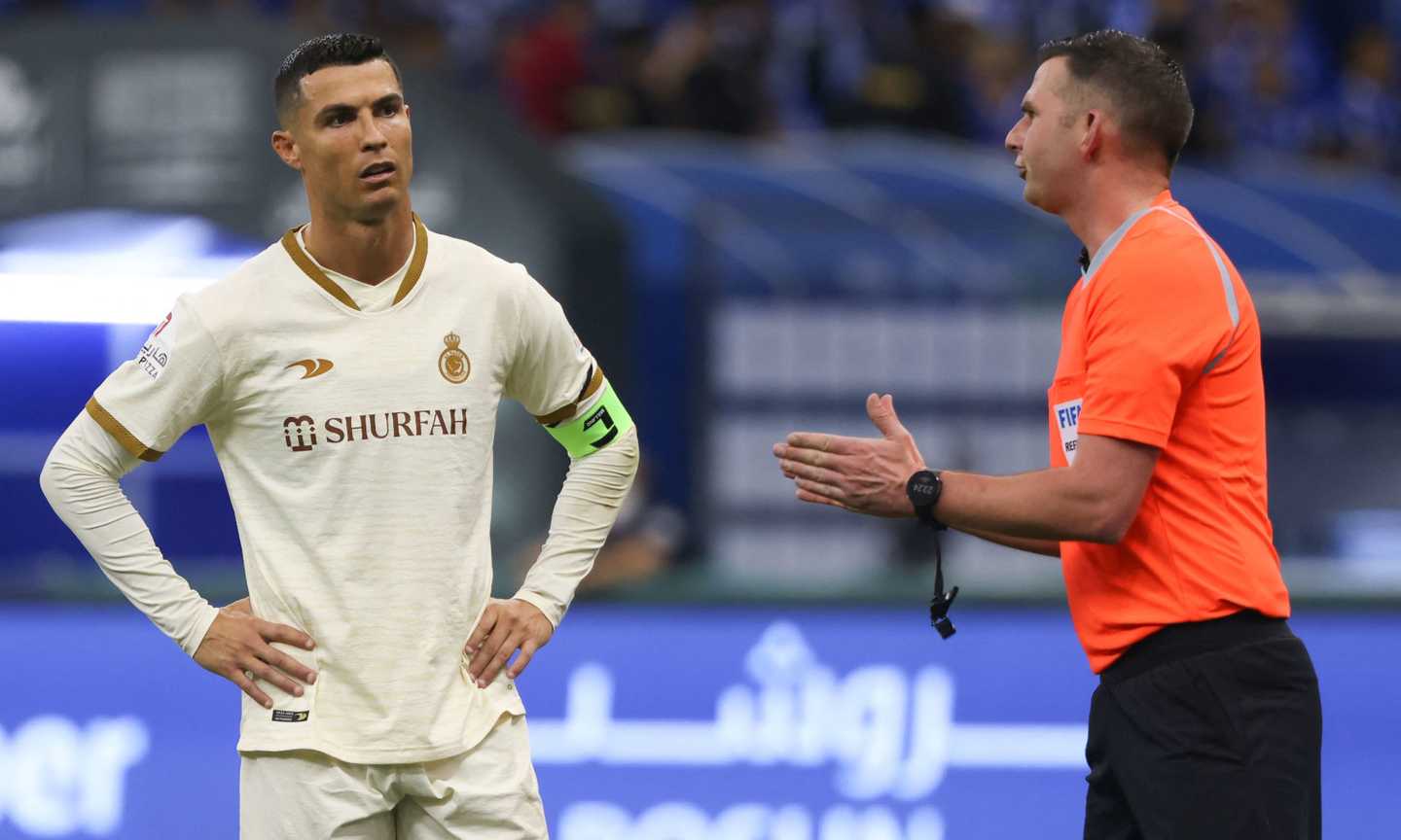 Cristiano Ronaldo ko contro Ighalo: ammonito per un placcaggio al collo, gol annullato e gestaccio ai tifosi che osannano Messi VIDEO