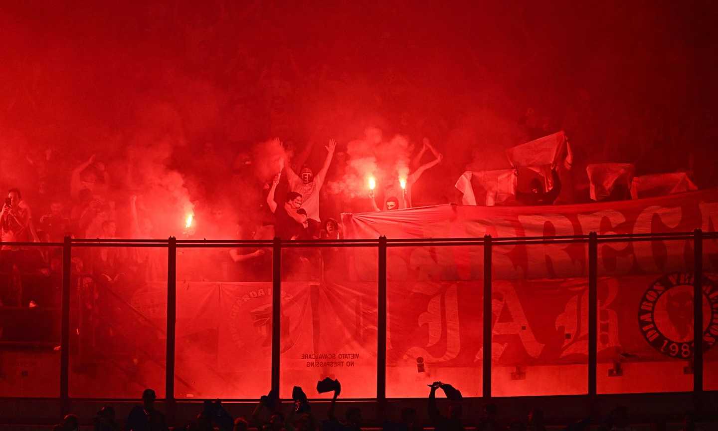 Inter, i tifosi del Benfica lanciano fumogeni in curva: ecco cos'è successo VIDEO