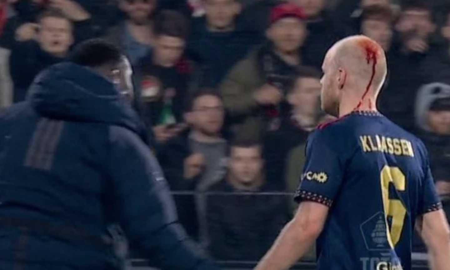 Caos a Rotterdam, Klaassen colpito da un accendino: sospesa (e poi ripresa) Feyenoord-Ajax